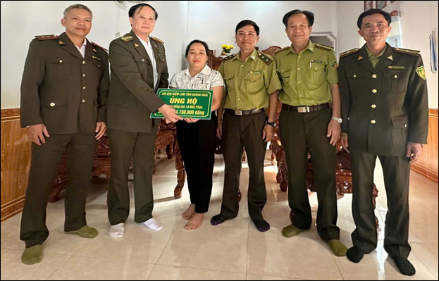 Chi cục trưởng Chi cục Kiểm lâm thăm hỏi, động viên gia đình công chức có hoàn cảnh khó khăn